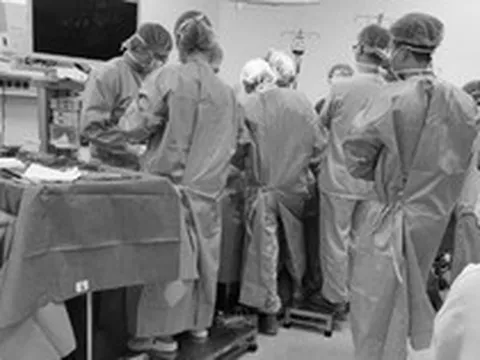 Gần 50 y bác sĩ nghẹn ngào nhìn chàng trai 25 tuổi ra đi sau cuộc vui xem bóng đá
