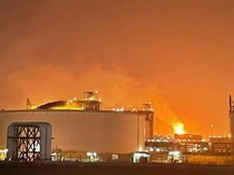 Siêu tổ hợp khí đốt của Qatar phát nổ dữ dội, cháy rực trong đêm