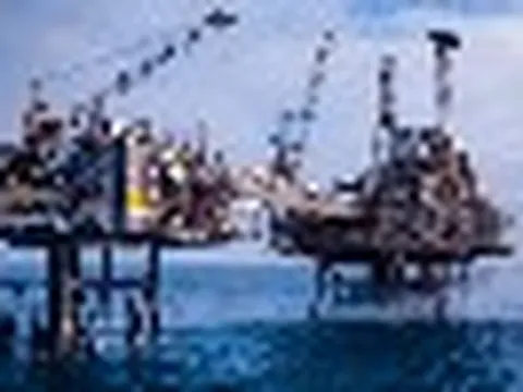 Giá dầu tăng vọt khi ông Trump lại đe dọa tấn công Iran, làm lu mờ đàm phán hoà bình