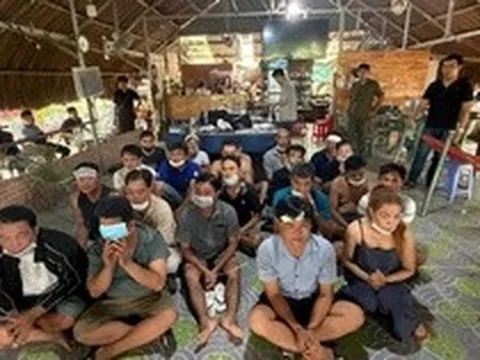 Cảnh sát bất ngờ kiểm tra một quán cà phê, đưa chủ quán cùng 21 người khác về trụ sở làm việc