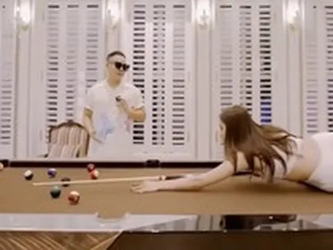 Mỹ nhân Việt làm nhân viên trong quán bida giờ sống trong nhà 50 tỷ, có hội bạn "muốn gia nhập phải có 1 tỷ"