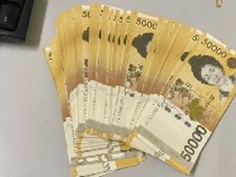 Phát hiện bọc tiền gần 100 triệu đồng gồm 100 tờ tiền mệnh giá 50.000 won nằm chơ vơ trên xe đẩy hành lý, Cảng Hàng không quốc tế Nội Bài lập tức xác minh