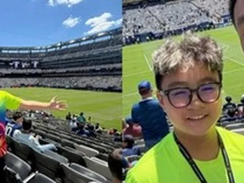 Bé trai Hà Nội được bố đưa sang Mỹ xem World Cup: 120 triệu/ người đổi lấy khoảnh khắc “con không nghĩ được xem và gặp Mbappé sớm thế này”