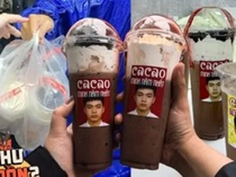 Thử tiệm cacao của sinh viên năm nhất đang gây sốt, được phong làm ông trùm marketing vì dám in mặt khắp bao bì
