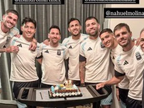 Messi bất ngờ bị "đánh úp"