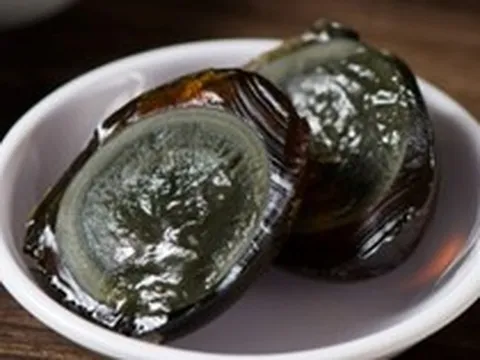 Loại trứng đen sì nhìn là sợ, không ngờ được xem là "kho báu dinh dưỡng"
