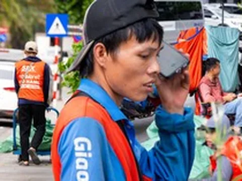 "Chờ em chút" và góc khuất nghề shipper giữa cao điểm nắng nóng 40 độ C ở Hà Nội: "Có lần đợi gần một tiếng, gọi lại thì khách bảo ngủ quên"