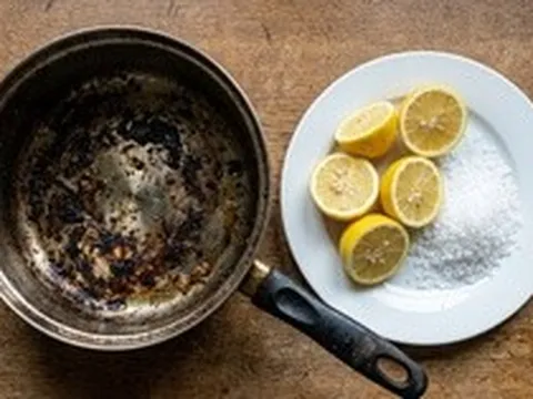 Mẹo cọ xoong nồi bị cháy đen