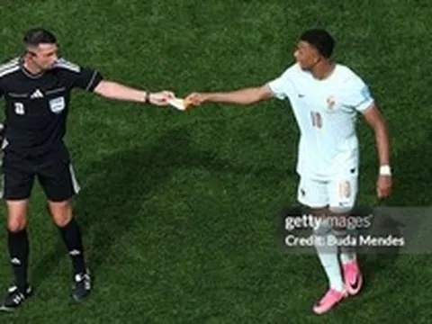 Rời sân vẫn "chỉ tay năm ngón": Mbappe gây sốt vì điều khiển luôn cả trọng tài trong trận Pháp thắng 4-1 Na Uy