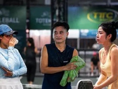 Sân pickleball ở TP.HCM vẫn kín người giữa cái nóng gần 40 độ C: Làm gì để không kiệt sức trên sân?