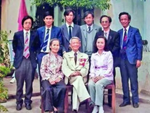 Gia đình Việt có 8 người con đều là Giáo sư, PGS, Tiến sĩ, Giảng viên: Cha mẹ hiếm khi nặng lời với con, ai cũng tự giác kỷ luật