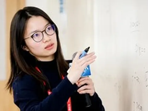 Nữ sinh đỗ đại học năm 16 tuổi nay trở thành Giáo sư danh giá ở tuổi 35, từng giải bài toán hơn 100 năm chưa ai làm được