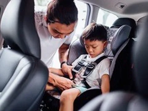 Ghế an toàn cho trẻ trên ô tô: Mua thì lo không hợp quy, không mua sợ bị phạt