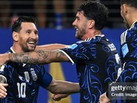 Messi quá chói sáng trên sân cỏ nhưng sự tử tế mới là điều khiến anh được yêu mến vô vàn ở phòng thay đồ Argentina