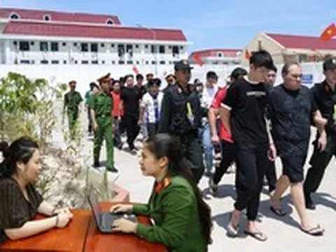 Công an ập vào khám xét tại nhiều tỉnh thành, bắt 5 'ông trùm' người nước ngoài liên quan 1.000 tỷ đồng