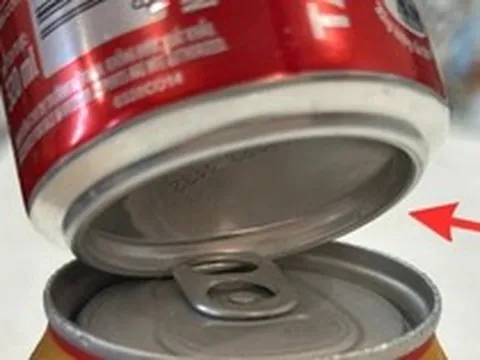 Tại sao đáy lon nước ngọt thường bị lõm vào?