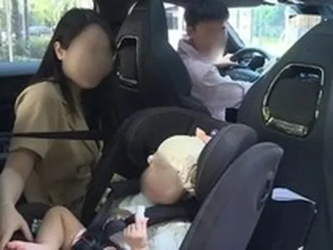 Từ 15/8, chở trẻ em trên ô tô không có thiết bị an toàn phù hợp sẽ bị phạt cảnh cáo