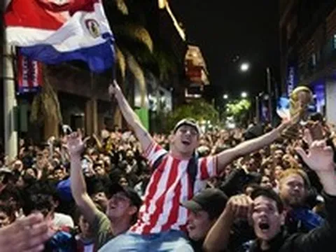 Sướng như người dân Paraguay: Sau chiến thắng địa chấn ở World Cup, cả nước được nghỉ lễ để ăn mừng