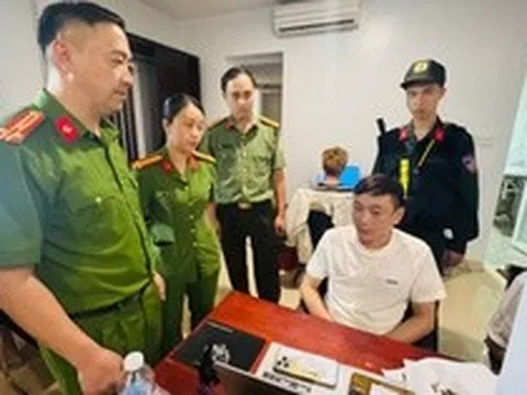 Trinh sát đột nhập kiểm tra 1 khách sạn, bắt toàn bộ 19 người, thu nhiều tang vật