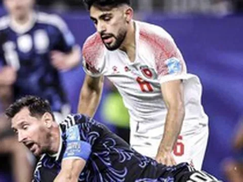 Cầu thủ Iran bị loại ở World Cup nhưng vẫn "lãi to" nhờ bộ ảnh check-in cùng Messi