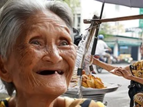 "Bà Tai Yến cô đơn" 19 năm lặng lẽ bán bánh giữa trung tâm TP.HCM để thực hiện lời hứa với con
