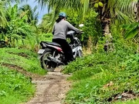 Người dân vùng kinh tế mới ở Cà Mau hơn 40 năm vẫn đi trên đường đất lầy lội