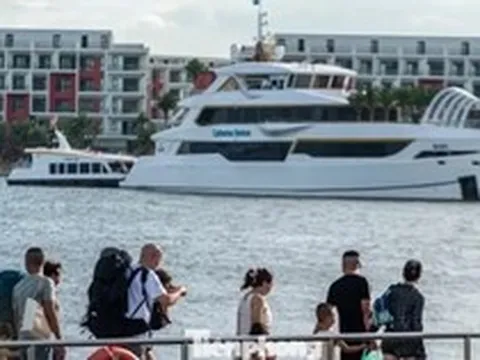 Khẩn cấp cấm biển, khách du lịch vịnh Hạ Long cuống cuồng 'chạy bão'