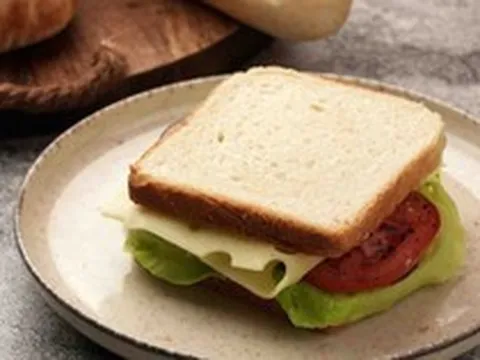 Người phụ nữ 50 tuổi bị loãng xương vì thường xuyên ăn bánh mì: Bác sĩ cảnh báo một chất âm thầm "rút" canxi khỏi xương
