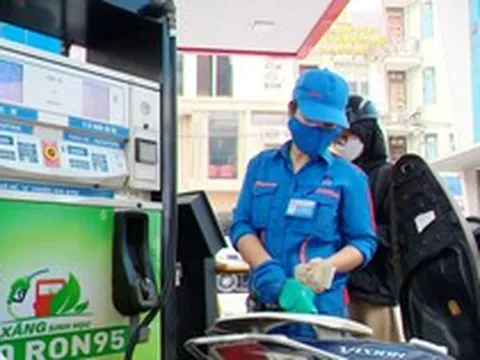 Giá xăng E10 giảm về mức 20.000 đồng/ít
