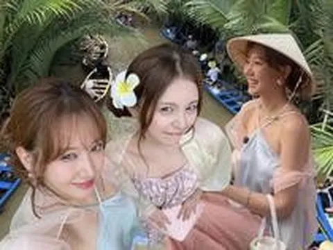 Vợ đạo diễn nghìn tỷ về miền Tây được bà con săn đón, nhan sắc không thua gì các tỷ tỷ xứ Trung