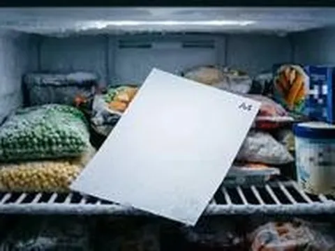 Vì sao nhiều gia đình đặt một tờ giấy A4 vào ngăn đông tủ lạnh? Lấy ra mới biết một vấn đề