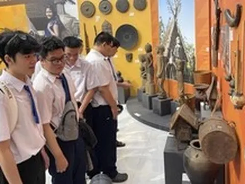 Cần Thơ triển lãm ảnh về Bác và 250 hiện vật chuyên đề văn hoá dân tộc