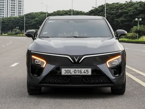 Đổi từ SUV xăng sang VinFast VF 7, chủ xe đánh giá: “Mạnh mẽ, phấn khích nhưng tiết kiệm hơn rất nhiều”