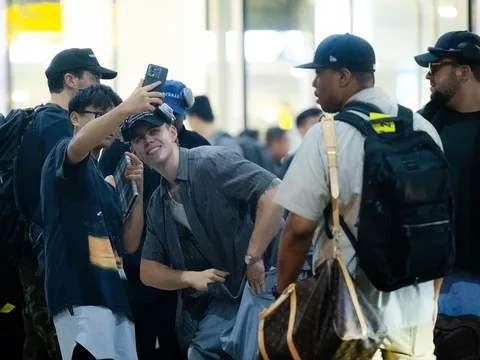 Ngôi sao Úc The Kid LAROI đến Việt Nam: Rapper Double2T "sốc" vì gặp idol trên máy bay, 1 fan ruột đợi suốt 5 tiếng để gặp thần tượng