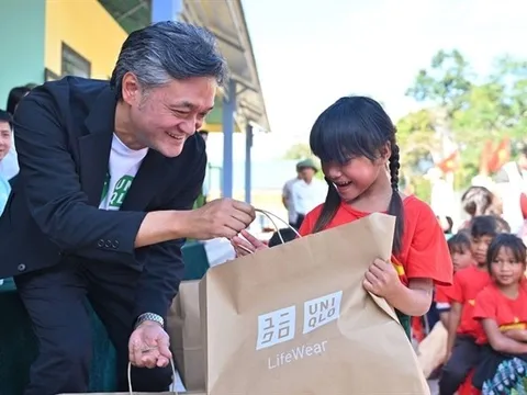 UNIQLO Việt Nam tặng áo ấm cho người dân tỉnh Quảng Trị