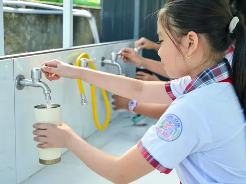Hỗ trợ nước sạch cho người dân ở các xã đảo bị xâm nhập mặn tại Vĩnh Long