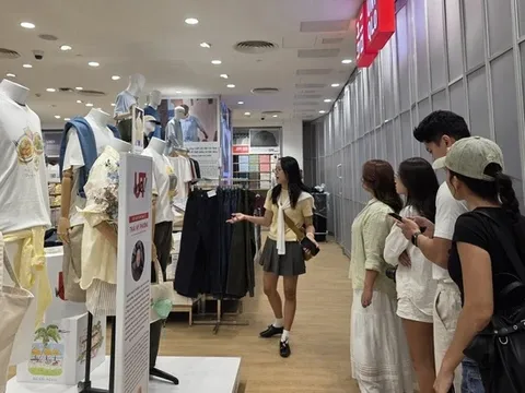 UNIQLO đầu tiên ở Đà Nẵng chưa khai trương đã hút khách đến chờ 'săn sale'