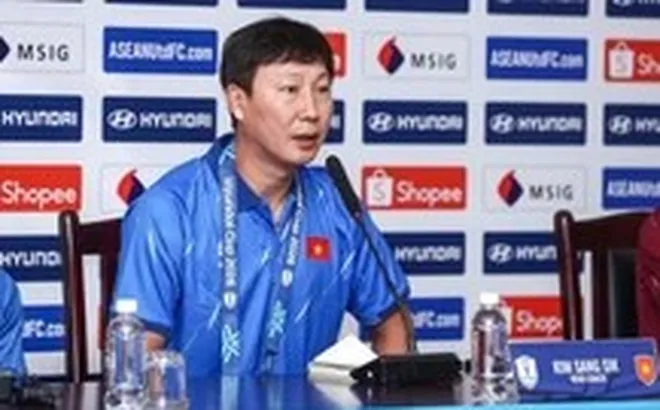 HLV Kim Sang Sik nói đùa về chiếc áo trắng, tuyên bố thắng Campuchia bằng đội hình mạnh nhất