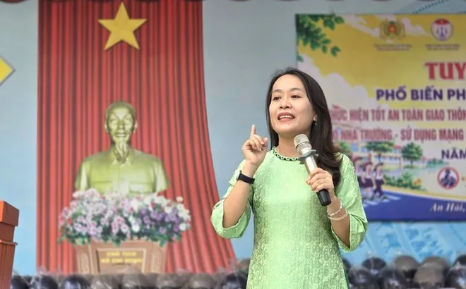 Buổi chào cờ đặc biệt với những câu hỏi pháp luật hóc búa