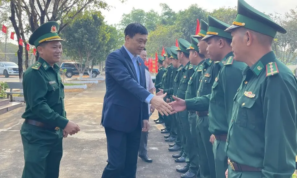 Phó Chủ tịch Quốc hội thăm chúc Tết cán bộ, chiến sĩ Đồn Biên phòng Ia O