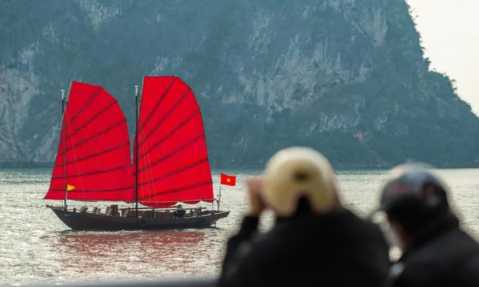 Xuất hiện thuyền ba vách độc đáo trên vịnh Hạ Long