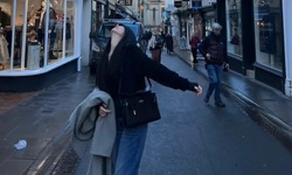 “Vừa làm vừa khóc” và sự thật về cuộc sống du học: Vì sao những “siêu nhân” xứ người lại sợ nhất các cuộc gọi về nhà?