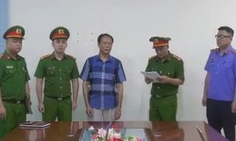 Bắt 3 cựu cán bộ Chi cục Thuế