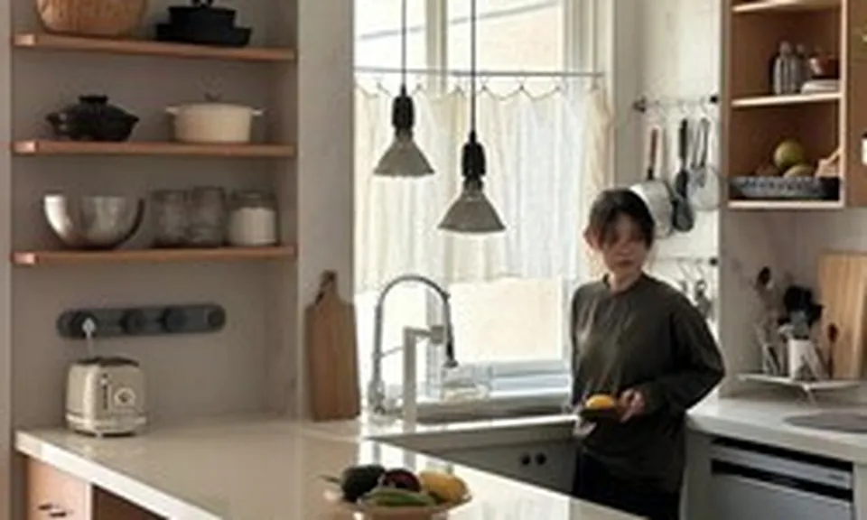 Cải tạo nhà lần hai, tôi bỏ hẳn tủ bếp treo tường: Căn bếp rộng hơn, sáng hơn và dễ dọn dẹp hơn hẳn